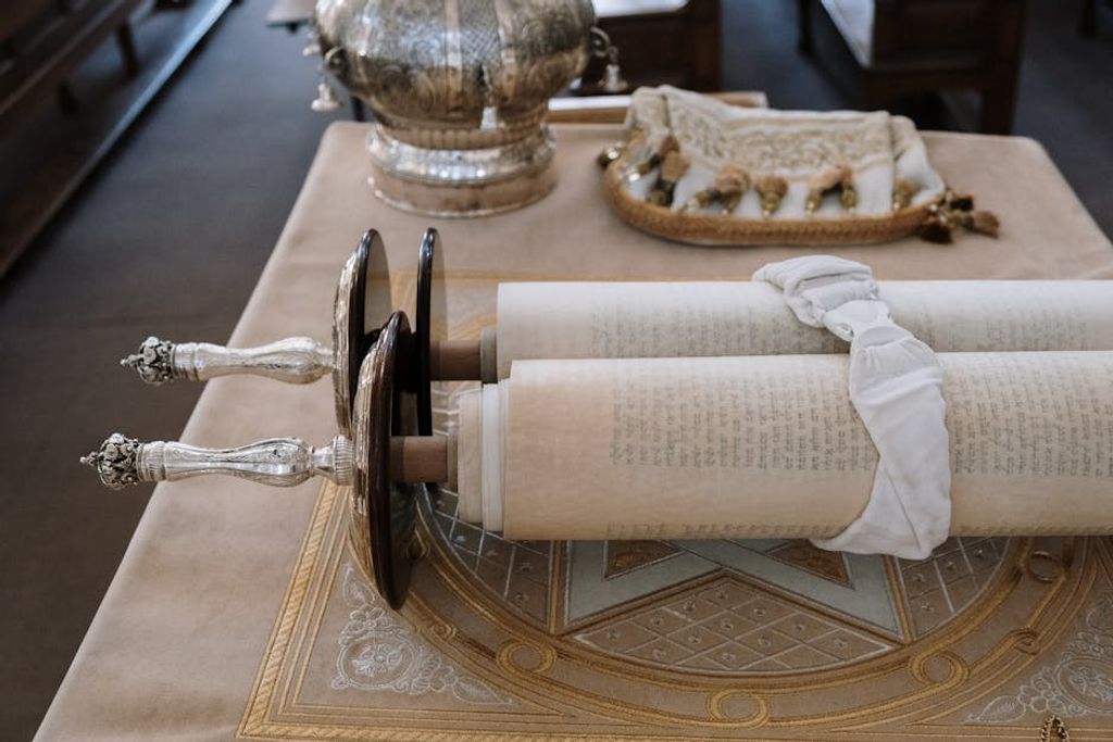 המשמעות הרוחנית של קישוטי ספר תורה