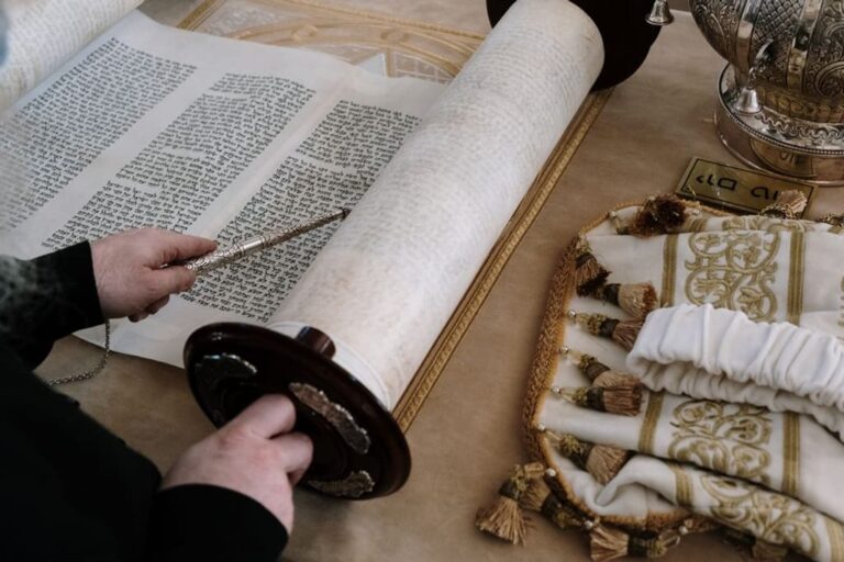 המדריך השלם לכתיבה, הכנסה ושימור של ספרי תורה: מסורת, אומנות והידור מצווה